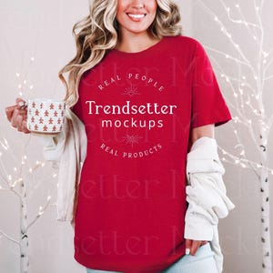 Gildan 5000 Cardinal Red TShirt Weihnachtsmockup | G5000 Rotes Shirt Mock-up | Real Person Model Mock | Trendige Gemütliche Urlaubsästhetik