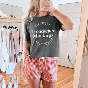 Comfort Colors 3023CL Pepper Mockup, CC3023 Cropped Boxy Tee Vertical Mock-up, Boxer Shorts alla moda, Maglietta corta grigia, Modello di persona reale