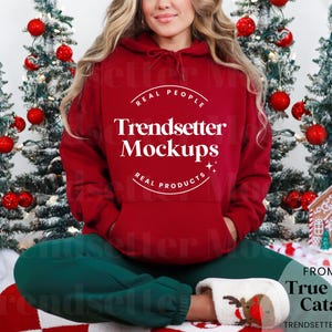 Gildan 18500 Cardinal Red Sweatshirt Weihnachtsmockup | G18500 Rote Kapuzen Mock-up | Übergroßer Pullover | Echtes Modell | Gemütliche Urlaubsästhetik