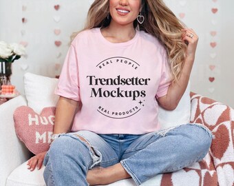 Bella Canvas 3001 Soft Pink Valentines Day Mockup, BC3001 Trendy Checkered Mock-Up, Galentines Pink Blank Tshirt Mock, modello di persona reale
