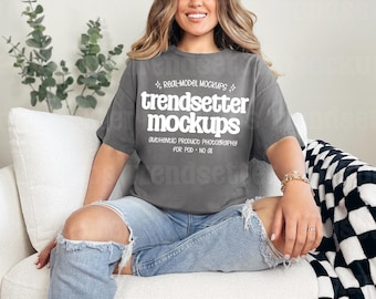 Könnte beinhalten: Ein anthrazitfarbenes Kurzarm-T-Shirt mit weißem Aufdruck auf der Brust, der "REAL-MODEL MOCKUPS", "trendsetter mockups" und "AUTHENTIC PRODUCT PHOTOGRAPHY FOR POD - NO AI" sowie kleine Sternsymbole zeigt.