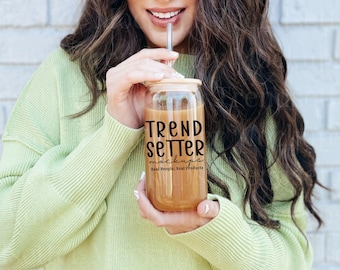 Mockup van 16 oz Libbey-glas, helderglazen koffiekop, echt persoon (geen AI)