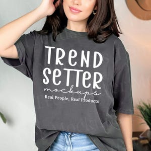 Mockup di Comfort Colors 1717 Pepper, Mockup di camicia oversize alla moda CC1717, Mockup casual color antracite, Modello estetico di persona reale