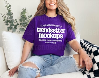 Maqueta de camiseta Gildan 5000 morada, camiseta extragrande G5000, modelo de persona real (descarga digital)