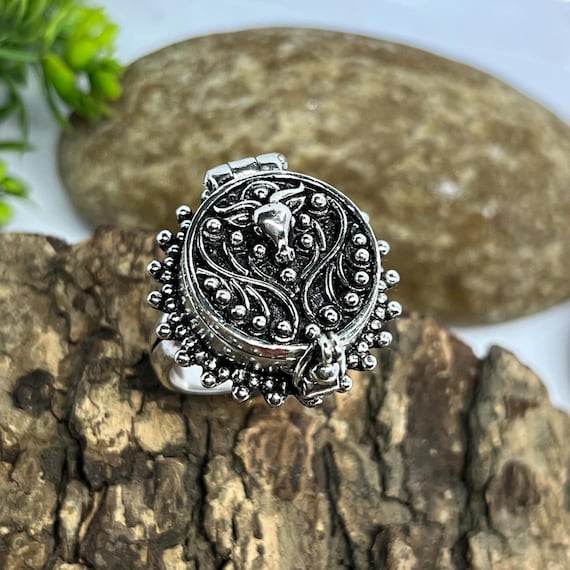 Anello con veleno di toro ossidato placcato in argento 925 per