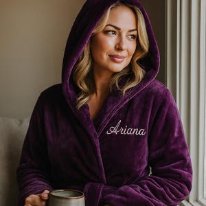 Roupão personalizado super macio com nome - Roupão longo bordado, roupão feminino de lã macia roxa, presente para ela, aniversário da esposa