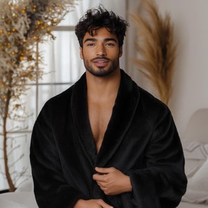 Personalized Men&#39;s Short Robe, Custom Embroidered Bathrobe for Boyfriend & Husband, Fleece Holiday Gift for Him, Custom Mens Fleece Robe