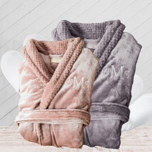 Mr & Mrs プラッシュローブ、カスタム刺繍入り彼と彼女のフリースバスローブ、カップル、結婚式、ハネムーン、記念日のギフト、ラブバードマッチング