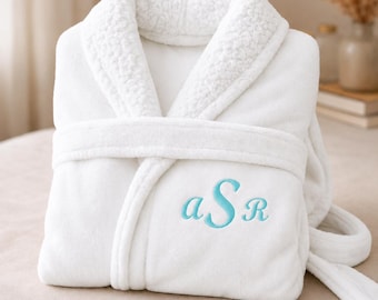 Personalized Plush Robe – Embroidered Fleece Bathrobe for Women, Cozy Spa Gift