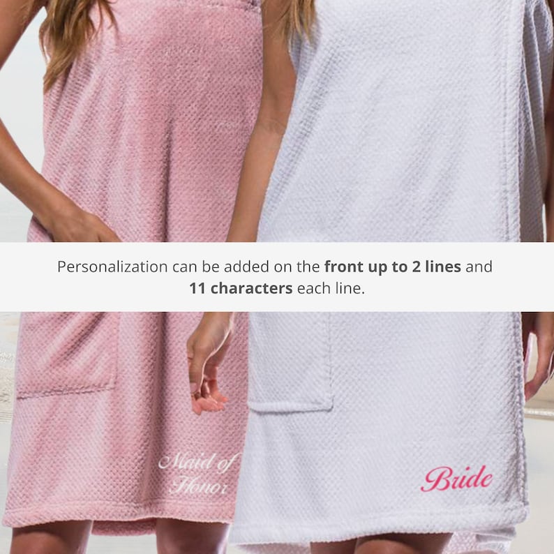 Pu&ograve; includere: Due accappatoi bianchi in spugna con ricami rosa. L'accappatoio a sinistra dice "Maid of Honor" e l'accappatoio a destra dice "Bride".