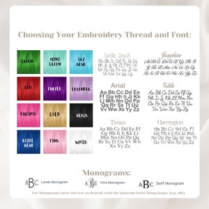 Pu&ograve; includere: Un grafico che mostra i colori del filo da ricamo e le opzioni di font per i progetti di ricamo. I colori includono verde, verde menta, azzurro, rosso, viola, lavanda, fucsia, oro, nero, blu reale, rosa e bianco. I font includono Gentle Touch, Josephine, Arial, Fable, Times e Harrington. Il grafico include anche informazioni sui monogrammi, con opzioni per monogrammi Lands, Vine e Serif.