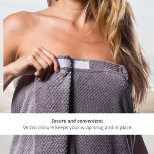 Pu&ograve; includere: Un accappatoio con cappuccio grigio con chiusura in velcro bianca. L'accappatoio &egrave; realizzato in un materiale morbido e assorbente ed &egrave; progettato per mantenerti caldo e asciutto dopo la doccia o il bagno. Sicuro e comodo: la chiusura in velcro mantiene il tuo avvolgimento aderente e in posizione.