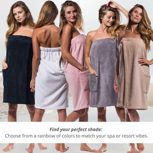 Pu&ograve; includere: Cinque donne indossano accappatoi da spa di diversi colori con tasche. Gli accappatoi sono neri, bianchi, rosa, grigi e beige.