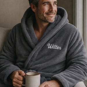 Bata de felpa con capucha personalizada para hombre: regalo de ropa de estar por casa bordada