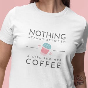 Niets staat tussen een meisje en haar koffie T-shirt/hoodie - Leuk cafeïne-T-shirt voor dames - Casual Coffee Addict-top - Unieke coole latte-wear