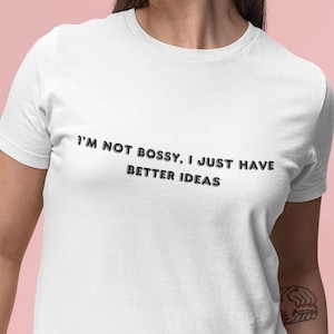 Könnte beinhalten: Weißes T-Shirt mit dem Aufdruck "I'm not bossy, I just have better ideas" in Schwarz.