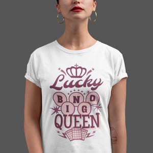Camiseta unisex de algodón grueso Lucky Bingo Queen - Ropa divertida para jugadores de bingo - Camiseta con gráficos de coronas y cartones de bingo - Ropa genial para amantes del bingo