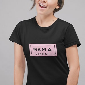 Maglietta Mama Vibes - Bellissima maglietta ispirata alla vita da mamma - Maglietta per la mamma dal design carino ed elegante - Abbigliamento con casella di testo rosa e nero grazioso