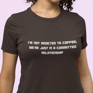 Camiseta para amantes del café: no soy adicto al café, solo tenemos una relación comprometida. Camiseta con frase divertida. Ropa para adictos a la cafeína.