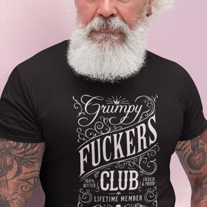 Grumpy Fuckers Club Bold statement shirt / hoodie - T-shirt grappig gezegde - trendy T-shirt gesprek starter - Herkenbare bejaardenkleding