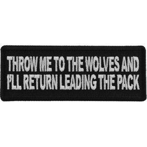 Peut inclure: Écusson brodé noir avec du texte blanc qui dit "Throw me to the wolves and I'll return leading the pack."