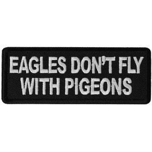 Puede incluir: Parche bordado negro con texto blanco que dice "Eagles Don't Fly With Pigeons".