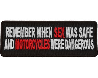 Pamiętasz czasy, gdy seks był bezpieczny, a motocykle niebezpieczne? Zabawna naszywka z nadrukiem na żelazko. Autentyczne zabawne naszywki motocyklowe.