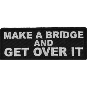 以下が含まれることがあります： 黒い刺繍パッチに白い文字で「Make a bridge and get over it.」と書いてあります