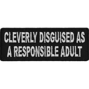 Może przedstawiać: Czarna naszywka haftowana z białym tekstem, który brzmi "Cleverly disguised as a responsible adult."