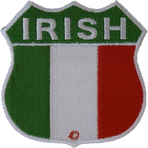 Può includere: Toppa ricamata verde, bianca e rossa a forma di segnale stradale con la parola "IRISH" in lettere bianche.