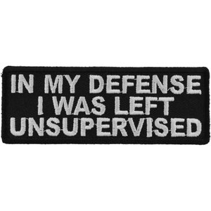 Puede incluir: Parche bordado negro con texto blanco que dice "In my defense I was left unsupervised".