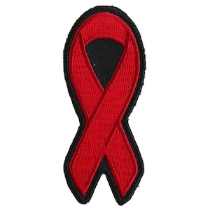 Può includere: Toppa ricamata a forma di nastro rosso con contorno nero.