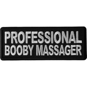 Może przedstawiać: Czarna naszywka haftowana z białym tekstem, który brzmi "PROFESSIONAL BOOBY MASSAGER".
