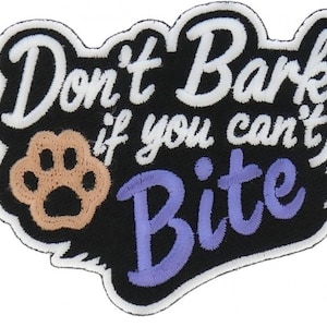 Peut inclure: Patch brodé noir avec du texte blanc qui dit "Don't Bark if you can't Bite" et une empreinte de patte brune au centre.