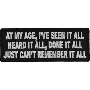 Pode incluir: Etiqueta bordada preta com texto branco que diz "At my age, I've seen it all, heard it all, done it all, just can't remember it all."