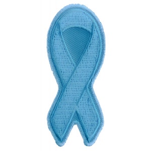 Può includere: Un cerotto a forma di nastro blu chiaro, simbolo di consapevolezza e supporto.