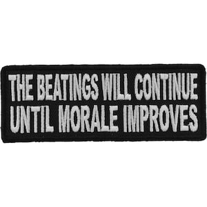 Puede incluir: Parche bordado negro con texto blanco que dice "The beatings will continue until morale improves."