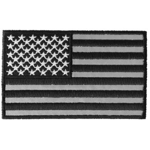 Pode incluir: Patch de bandeira americana bordado em preto e branco. As estrelas são brancas e as listras são cinzas.