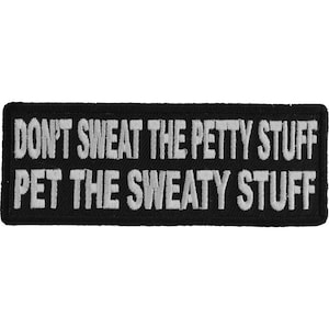 Puede incluir: Parche bordado negro con texto blanco que dice "No sudes por las cosas pequeñas, acaricia las cosas sudorosas."