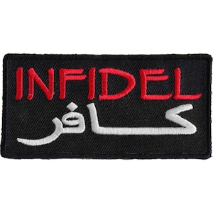 Puede incluir: Parche bordado negro con la palabra "INFIDEL" en rojo y texto árabe en blanco.