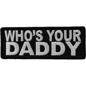 Könnte beinhalten: Schwarzer gestickter Aufnäher mit weißem Text, der "Who's Your Daddy" lautet.