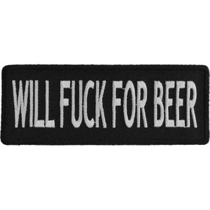 Può includere: Toppa rettangolare nera con testo ricamato bianco: "WILL FUCK FOR BEER". La toppa è progettata per essere cucita o stirata su abbigliamento o accessori.