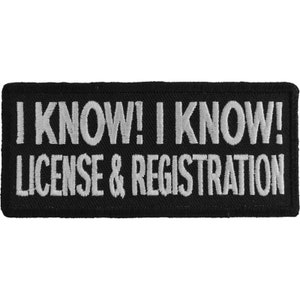 Pode incluir: Etiqueta bordada preta com texto branco que diz "I KNOW! I KNOW! LICENSE & REGISTRATION"