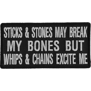 Pode incluir: Etiqueta bordada preta com texto branco que diz "Sticks & Stones May Break My Bones But Whips & Chains Excite Me."