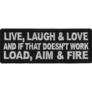 Pode incluir: Etiqueta bordada preta com texto branco que diz "LIVE, LAUGH & LOVE AND IF THAT DOESN'T WORK LOAD, AIM & FIRE"