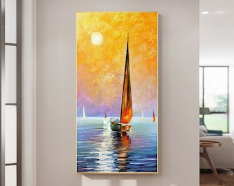 Könnte beinhalten: Ölgemälde von Segelbooten auf dem Wasser unter einem leuchtend gelben und orangefarbenen Himmel. Das Kunstwerk zeigt ein großes Segelboot mit orangefarbenem Segel und mehrere kleinere Segelboote in der Ferne. Das Wasser spiegelt die Farben des Himmels wider.