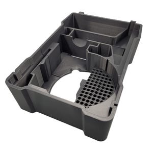 Puede incluir: Un organizador de plástico gris oscuro con múltiples compartimentos y una sección perforada. El contenedor rectangular tiene una estructura interna compleja con varias formas y tamaños, adecuada para organizar artículos. El diseño sugiere un enfoque en la funcionalidad y el almacenamiento.