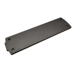 Peut inclure: Un panneau rectangulaire gris foncé texturé avec des coins arrondis et quatre trous circulaires. Le panneau a une surface légèrement rugueuse et semble être fait d'un matériau durable. Le panneau est conçu pour un usage spécifique.