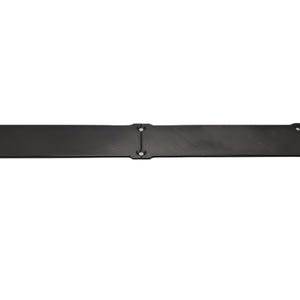 Könnte beinhalten: Eine lange, rechteckige schwarze Metallplatte mit abgerundeten Ecken und mehreren Löchern zur Montage. Die Platte hat eine einfarbige, matte schwarze Farbe und scheint aus einem haltbaren Material zu bestehen.