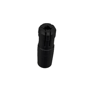 Puede incluir: Una taza de cerámica blanca con un asa negra y el texto "But First, Coffee" en negrita negra. La taza está sobre una superficie de madera. La taza mide aproximadamente 10 cm de alto.
